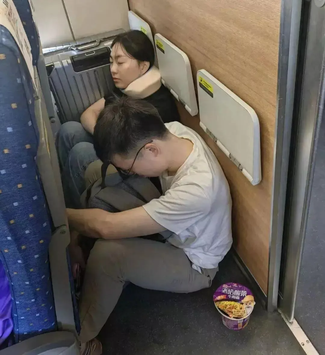 两名“游客”蜷缩在车厢角落被叫醒,说自己是警察?