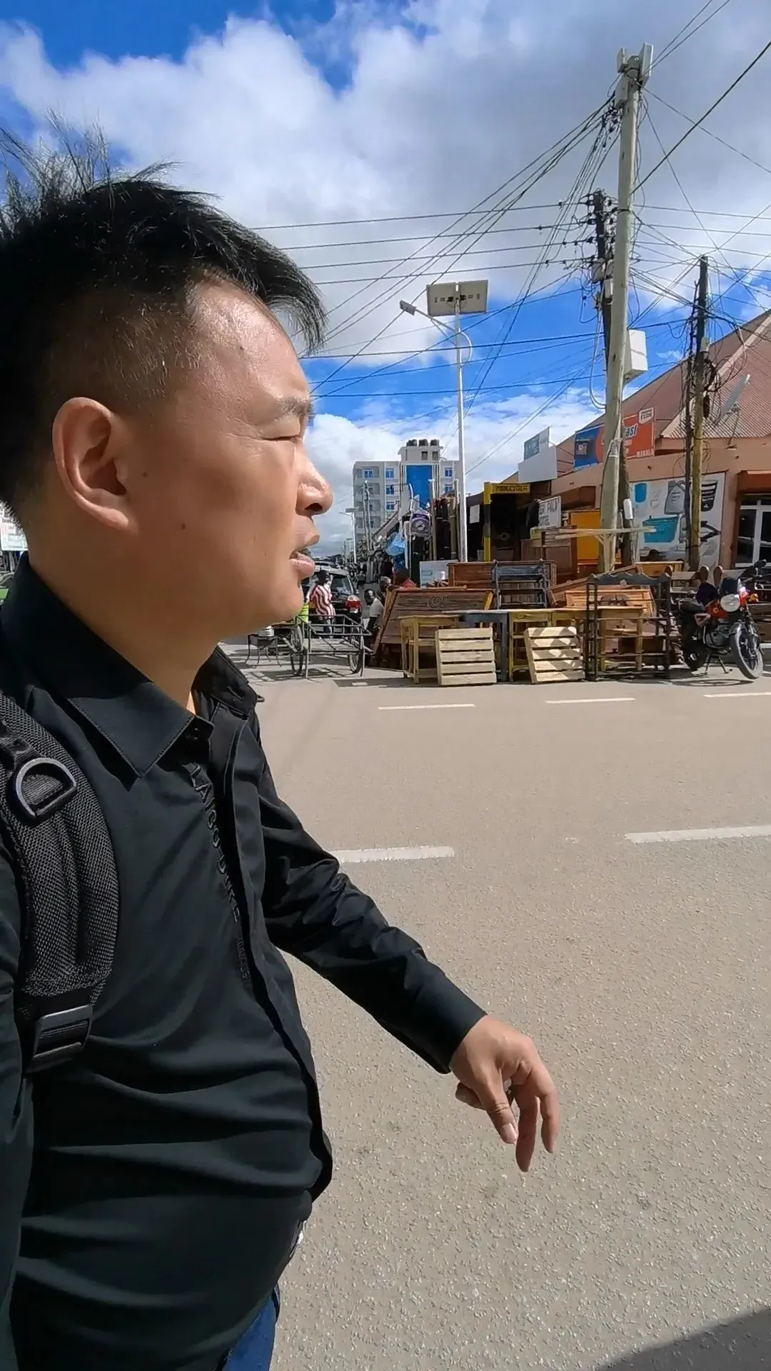张海超在坦桑尼亚首都多多马。(图/受访者供图)