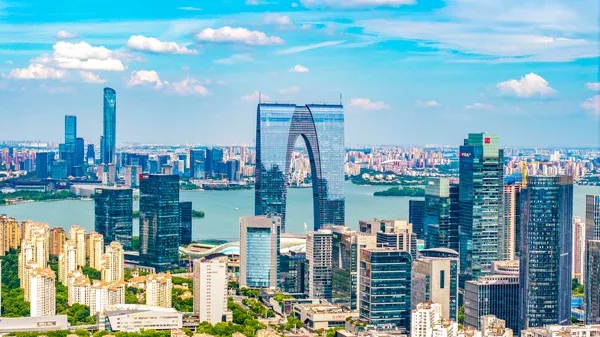 2024年7月18日,苏州工业园区核心商务区航拍。其中,有“中国结构最复杂的超高层建筑”之称的——东方之门。 视觉中国