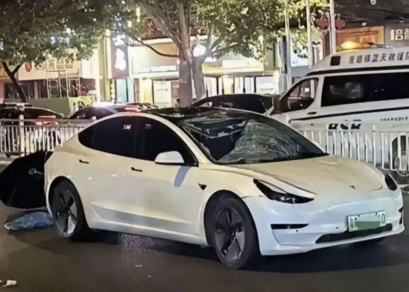 肇事车辆挡风玻璃大面积碎裂(图撷自微博) 肇事车辆挡风玻璃大面积碎裂(图撷自微博)