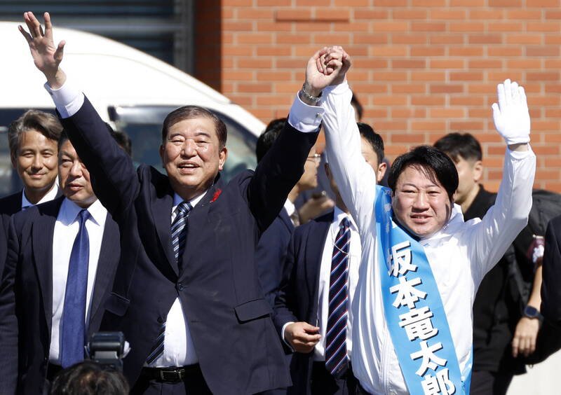 日本首相石破茂解散国会,众议院改选,为自民党候选人站台助选。(欧新社) 日本首相石破茂解散国会,众议院改选,为自民党候选人站台助选。(欧新社)
