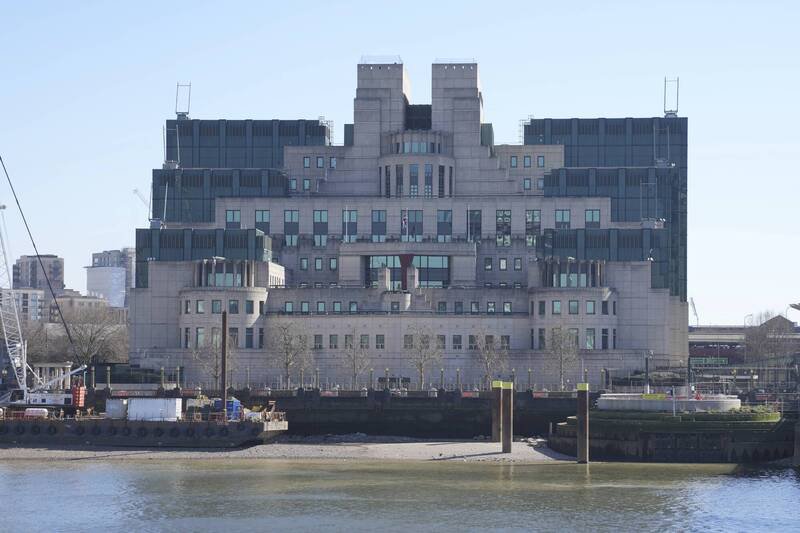 英国秘密情报局(军情六处,MI6)总部全景。 (美联社资料照) 英国秘密情报局(军情六处,MI6)总部全景。 (美联社资料照)