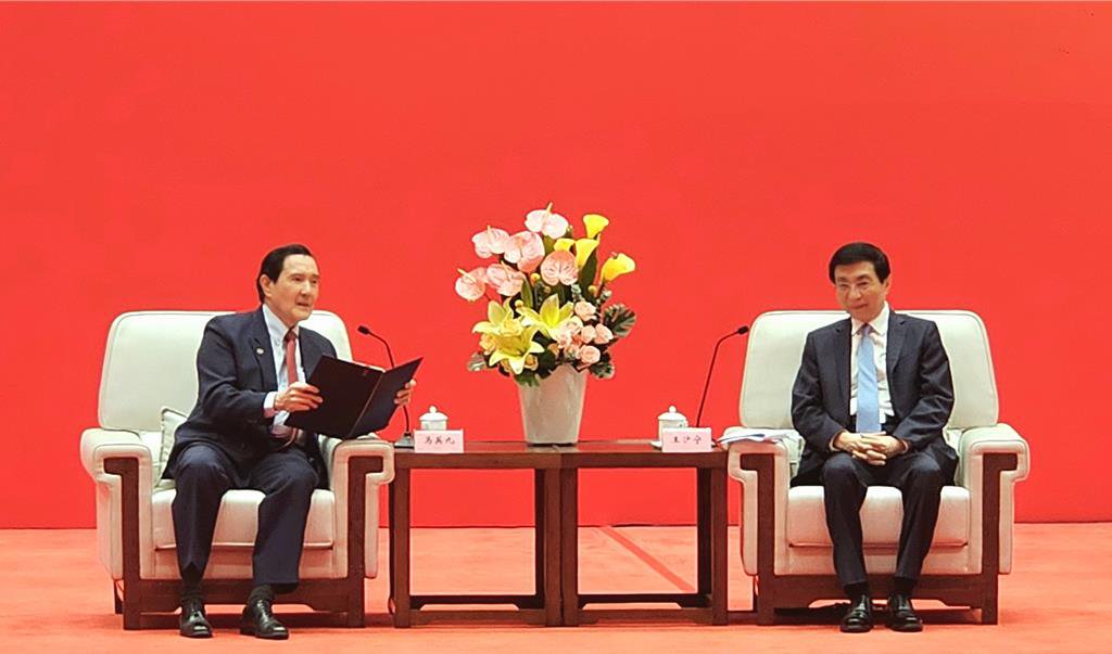 2025第十七届海峡论坛15日上午举办开幕式，前总统马英九（左）与全国政协主席王沪宁（右）先行会见。 （吴泓勋摄）