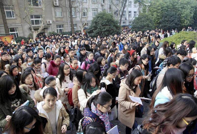 華爾街日報表示，對許多中國人來說，入黨是他們拿到「鐵飯碗」的必經之路。（路透，示意圖）