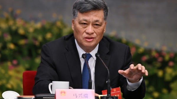 2024年3月7日，新疆自治区委书记马兴瑞在北京人民大会堂第十四届全国人民代表大会新疆代表团会议上致词。（图片来源：GREG BAKER/AFP via Getty Images）