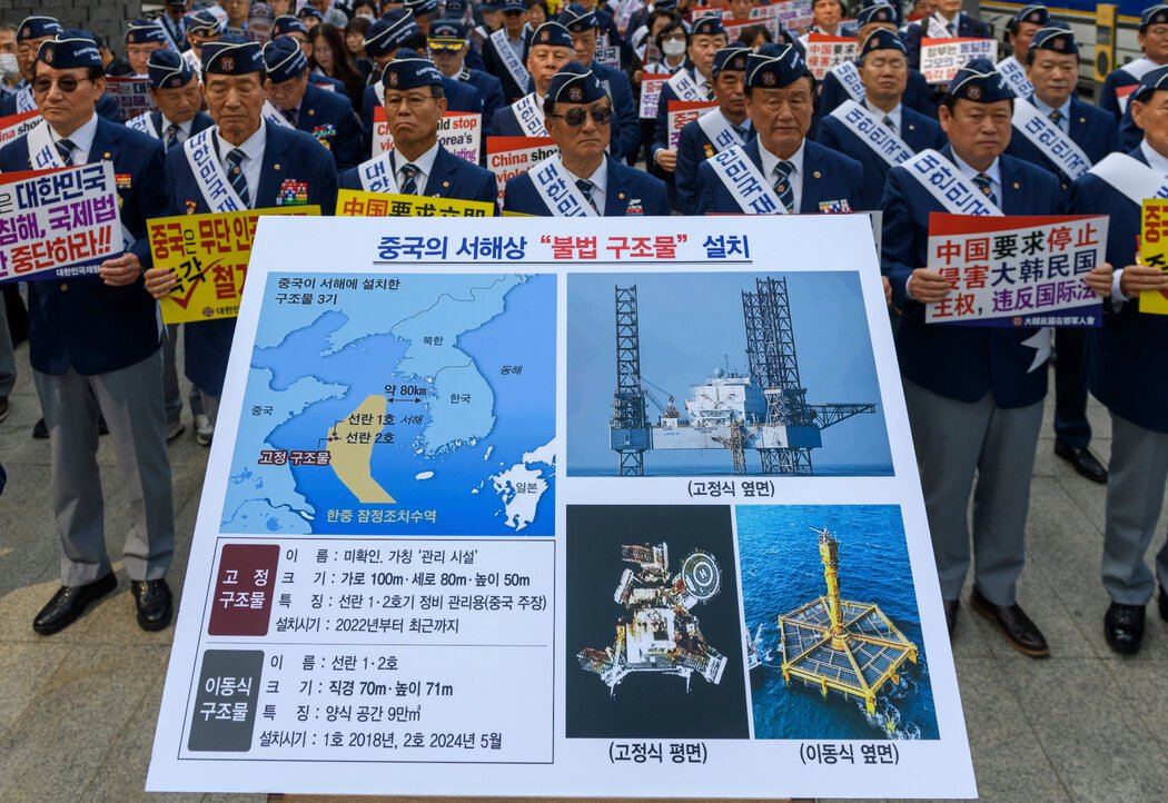韩国退伍军人在首尔的中国大使馆附近举行抗议，要求中国政府拆除在黄海的共同水域安装的钢结构设施，摄于今年4月。
