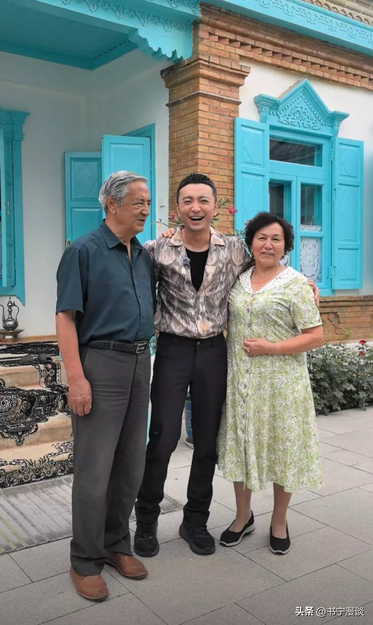 42岁尼格买提晒豪华新疆老家,超大房子装修精致