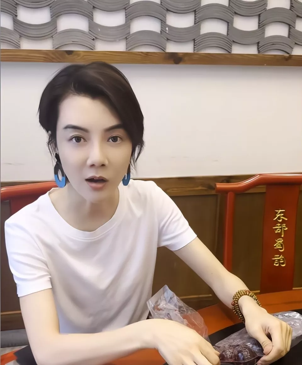 43岁“变了面相”的车晓,给娱乐圈的未婚女星,提了个醒