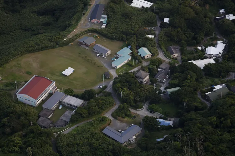 恶石岛地震不断，当局呼吁居民撤离。 路透
