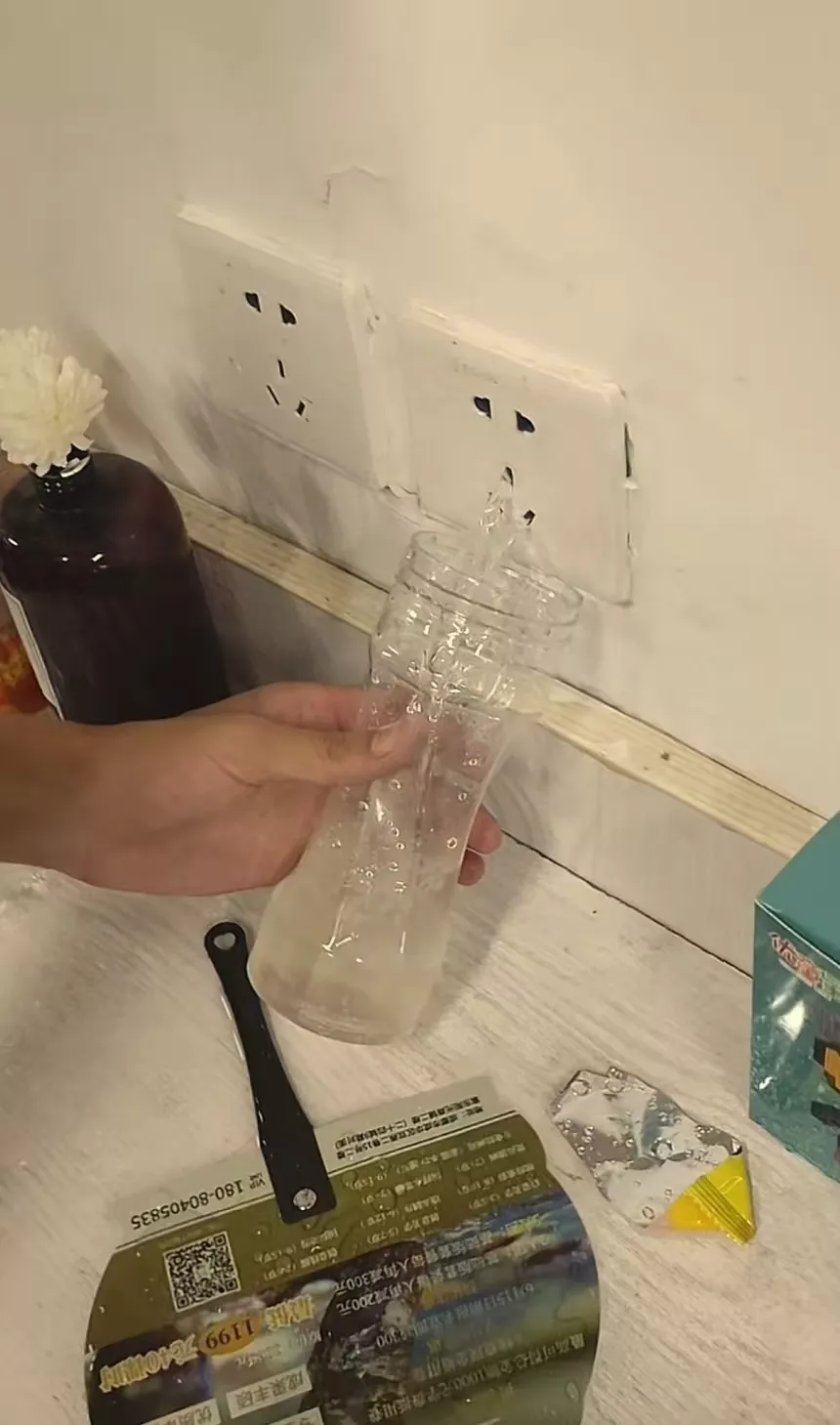 插座流水成瀑布!成都暴雨致居民家中插座出水