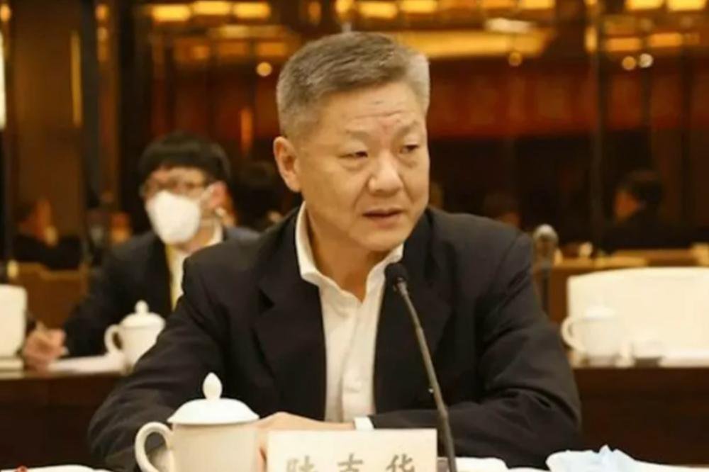 重庆市前政法委书记陆克华不仅被控受贿，还破天荒因为言行属「低级红」、「高级黑」，成为第一个因这种「政治风格问题」被处理的省部级高官。 （图片撷取自Youtube）