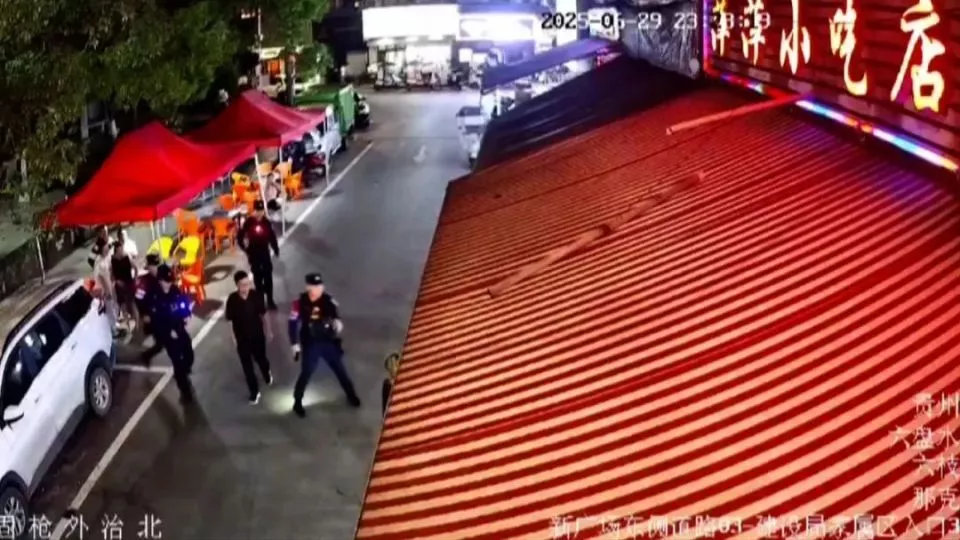 闹市持“枪”对峙 男子被抓后狡辩:这是合法的