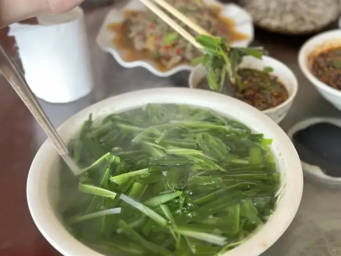 宽叶韭煮汤(图片来源:作者)