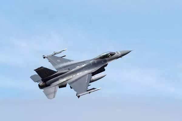 飞机误闯川普高球俱乐部空域,美军出动F-16升空拦截