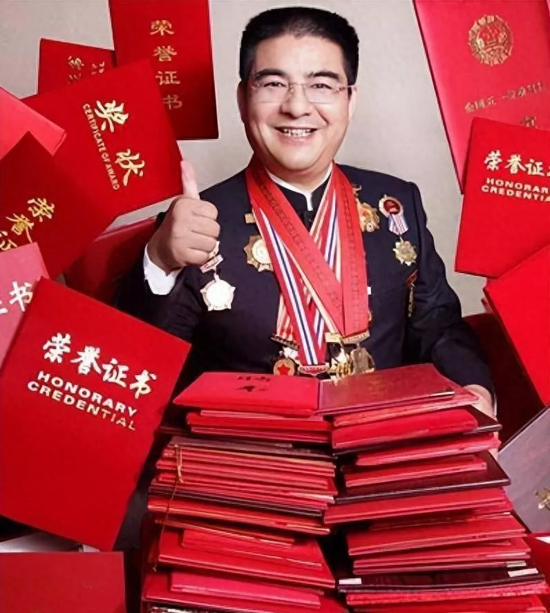 他高调捐款20亿后“消失”,如今早已换了副面孔!