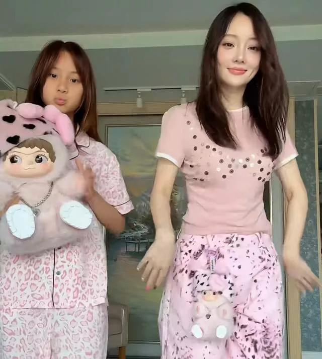 李小璐有二胎了?家中出现婴儿椅和小男孩