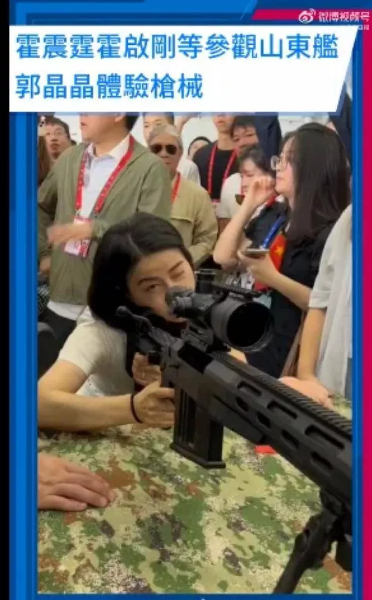 霍启刚夫妇参观山东舰,郭晶晶亲身体验枪械操作引围观
