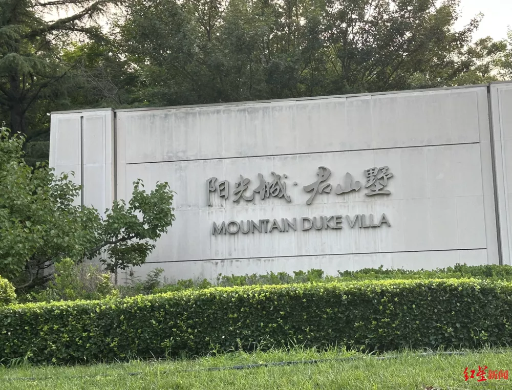一个门岗两家保安抢着守,业主为何高兴不起来?