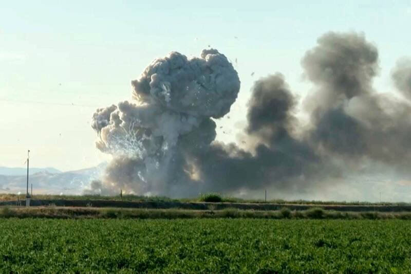 仓库爆炸、起火面积达33公顷。(美联社) 仓库爆炸、起火面积达33公顷。(美联社)
