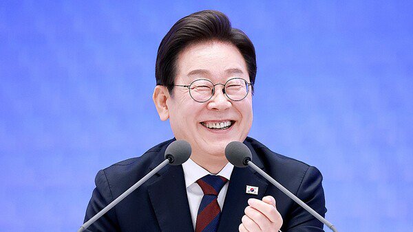 3日，韩国总统李在明在青瓦台迎宾馆出席记者会时，面带微笑地发表讲话。【照片来源：韩联社】