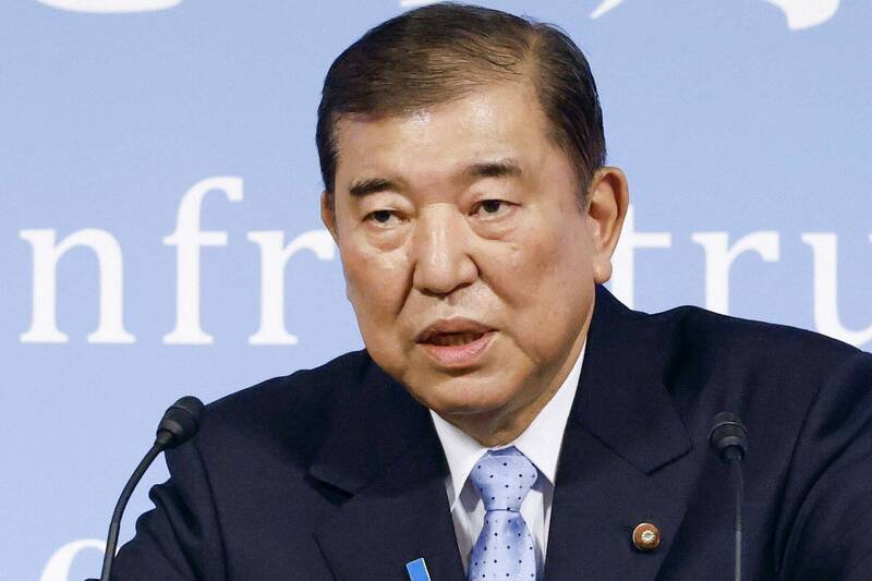 自民党党魁、日本首相石破茂在谈论米价时，遭到主播小川彩佳打断，脸上露出不悦神情。 （美联社文件照）
