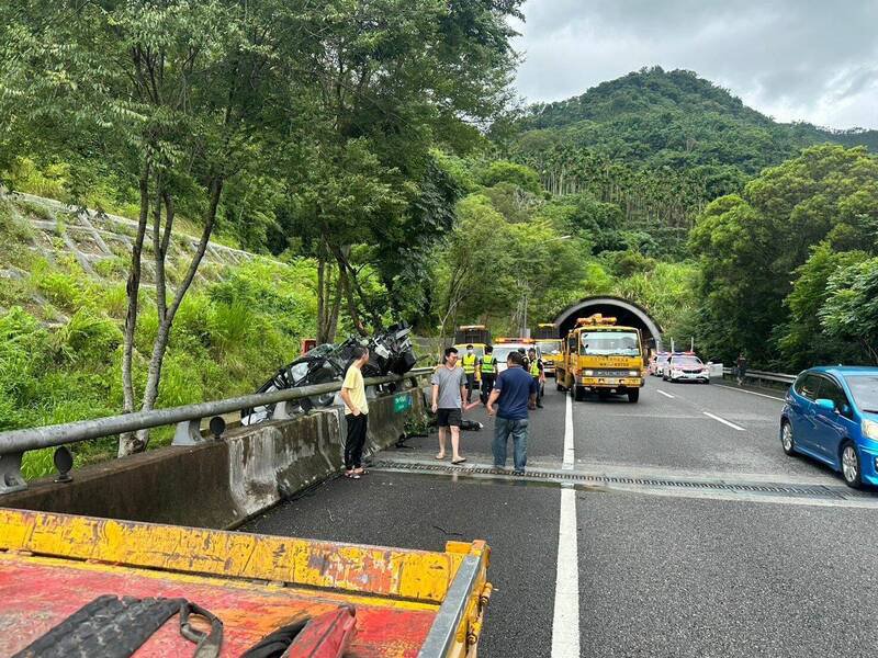 国道上有警车和吊车忙著处理事故现场。(民众提供) 国道上有警车和吊车忙著处理事故现场。(民众提供)