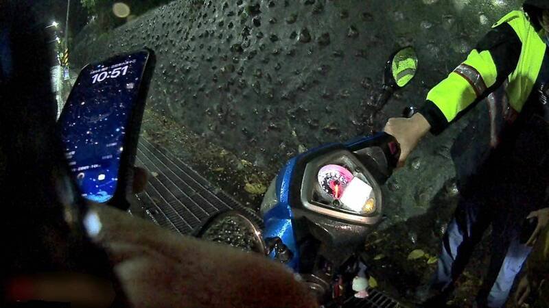 台东一名骑士昨天在关山没油,将烈酒加入酒箱导致抛锚,由警救援。(记者黄明堂翻摄) 台东一名骑士昨天在关山没油,将烈酒加入酒箱导致抛锚,由警救援。(记者黄明堂翻摄)
