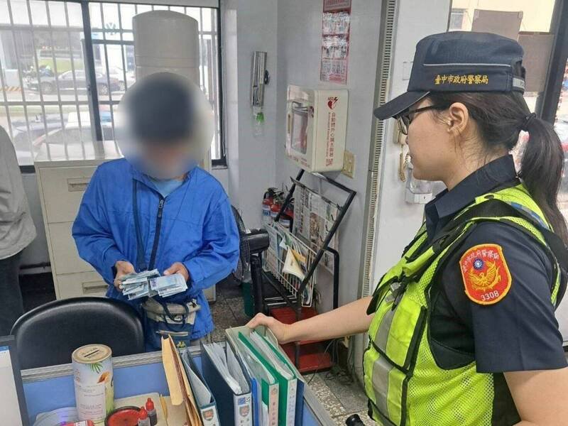 徐男赶到警所领回失而复得薪资,频向员警道谢。(警方提供) 徐男赶到警所领回失而复得薪资,频向员警道谢。(警方提供)