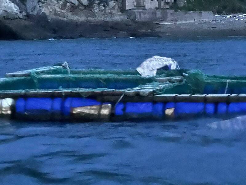 海巡人员去年6月在海上工作平台上发现接驳物品。(记者姚岳宏翻摄) 海巡人员去年6月在海上工作平台上发现接驳物品。(记者姚岳宏翻摄)