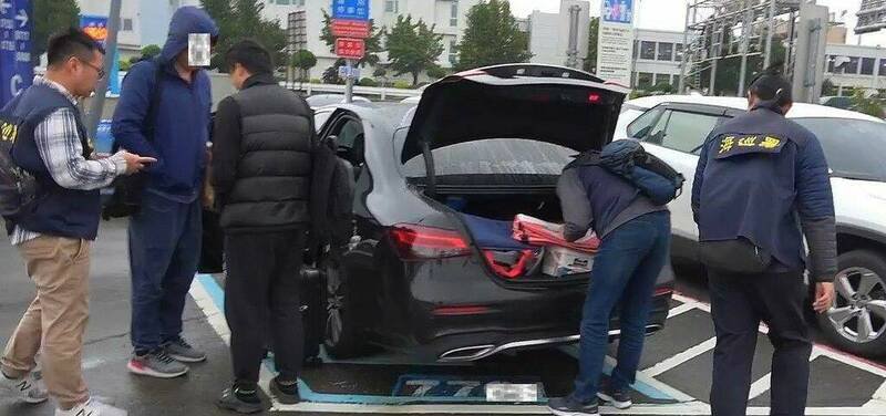 海巡查缉人员今年一月查获走私受精卵鸟蛋。(记者姚岳宏翻摄) 海巡查缉人员今年一月查获走私受精卵鸟蛋。(记者姚岳宏翻摄)