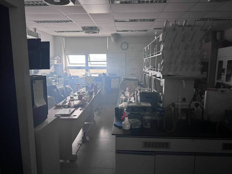 宜大研究生在工学院实验室做化学实验,疑器皿过热产生大量水蒸气,造成烟雾弥漫。(记者江志雄翻摄) 宜大研究生在工学院实验室做化学实验,疑器皿过热产生大量水蒸气,造成烟雾弥漫。(记者江志雄翻摄)