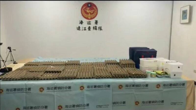 以张姓男子为首的11人不法集团,2024年起非法走私濒临绝种的珍稀保育类鹦鹉受精蛋到中国贩卖,图为查获非法走私跨境到中国贩售鹦鹉蛋。(图为连江地检署提供) 以张姓男子为首的11人不法集团,2024年起非法走私濒临绝种的珍稀保育类鹦鹉受精蛋到中国贩卖,图为查获非法走私跨境到中国贩售鹦鹉蛋。(图为连江地检署提供)