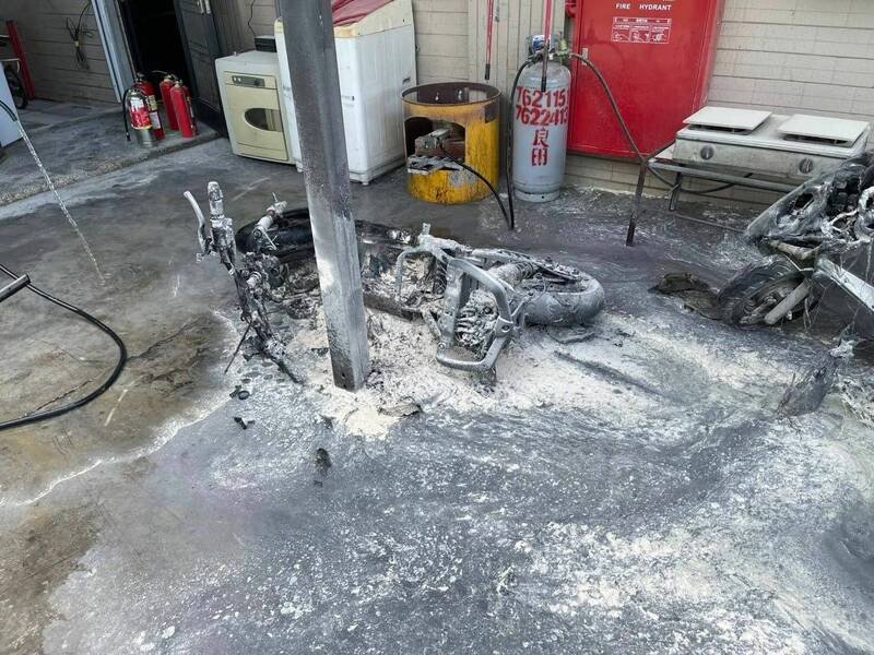 电动机车充电中自行起火,民众虽然自行拿出灭火器灭火,仍因起火速度过快,波及旁边的另一部机车,所幸没有人员受伤。(民众提供) 电动机车充电中自行起火,民众虽然自行拿出灭火器灭火,仍因起火速度过快,波及旁边的另一部机车,所幸没有人员受伤。(民众提供)