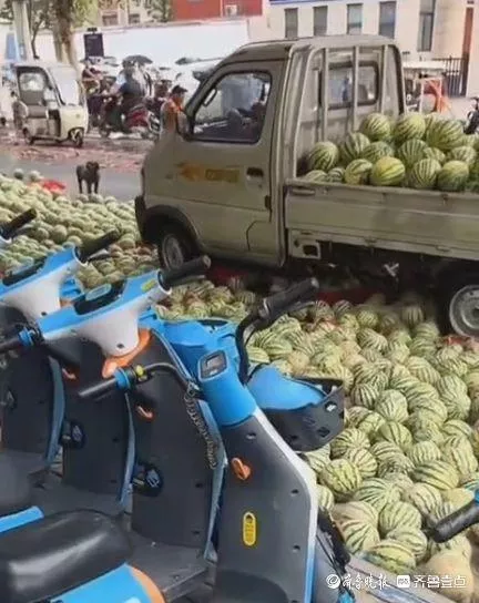 河南摊贩占马路卖西瓜，被带走处理后西瓜遭哄抢