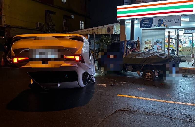 汽车撞上违停小货车翻个四轮朝天。(屏东警分局提供) 汽车撞上违停小货车翻个四轮朝天。(屏东警分局提供)
