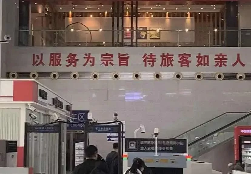 虽然我们撞了车，但表扬了自己，还教育了你
