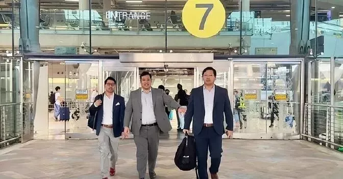 ·瓦差勒宋（中）和兄弟们现身泰国机场。