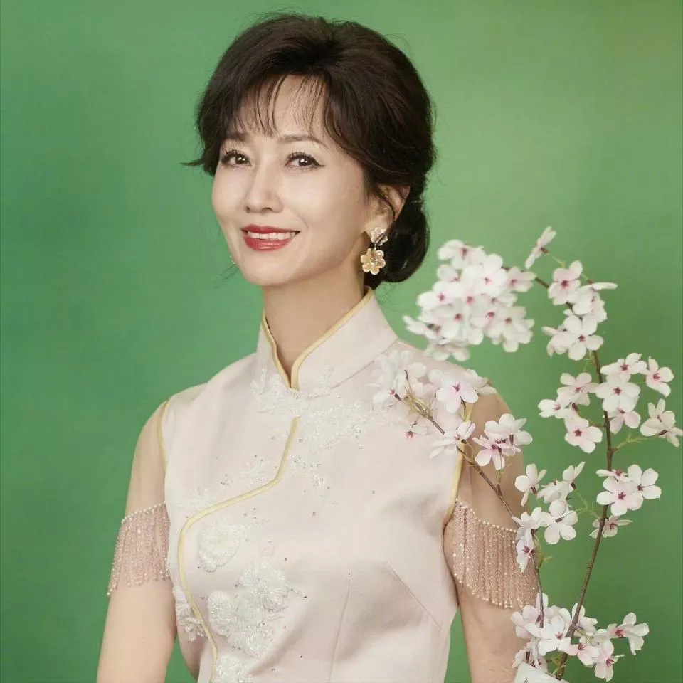 71岁还要养着一家人的赵雅芝，优雅背后却有心酸