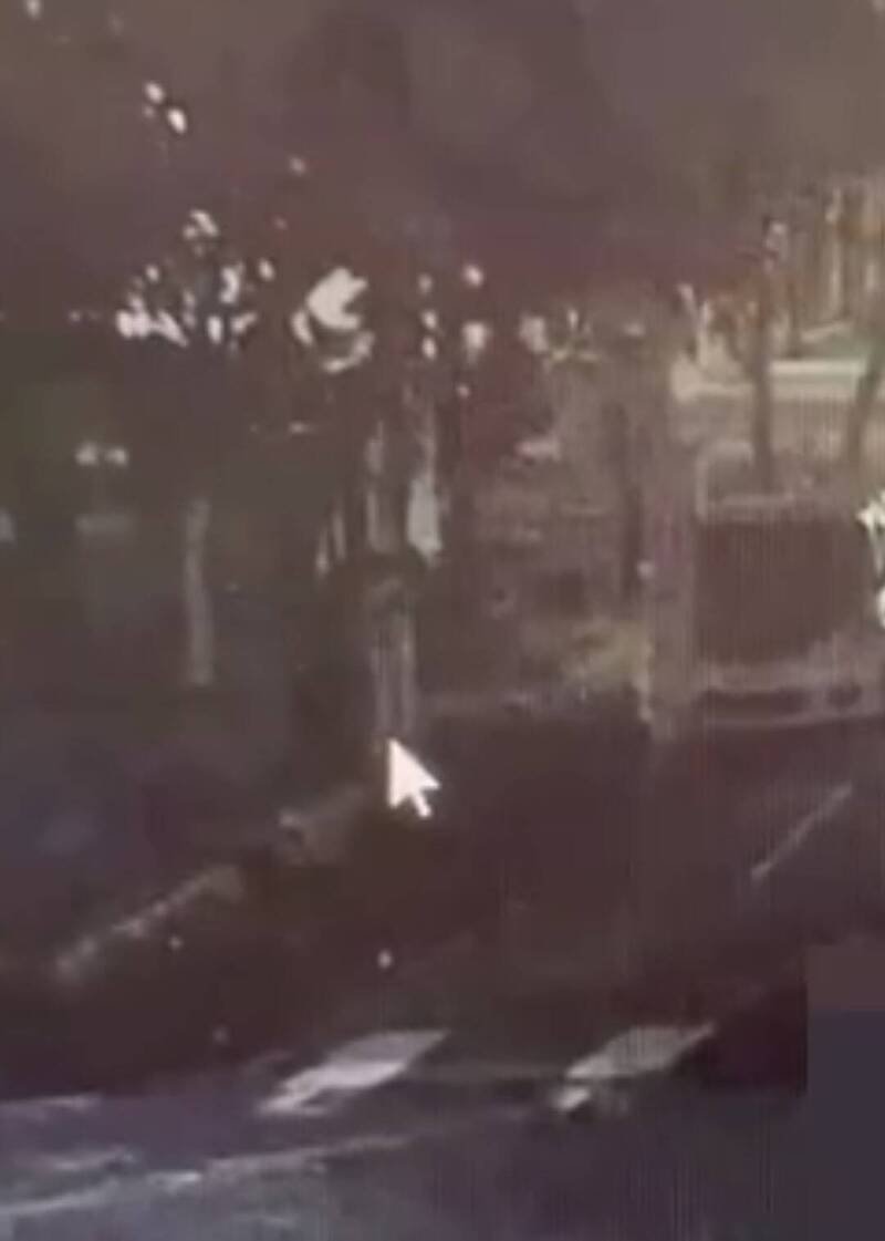 竹东警方透过遥远的街头监视器,果然捕捉到张男用铁锤砸智慧停车柱。(竹东警分局提供) 竹东警方透过遥远的街头监视器,果然捕捉到张男用铁锤砸智慧停车柱。(竹东警分局提供)