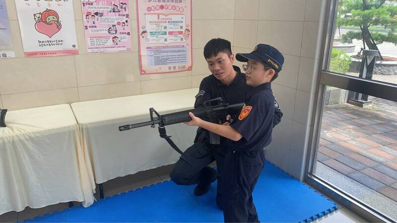 小小萌警体验各种闯关游戏。(警方提供) 小小萌警体验各种闯关游戏。(警方提供)