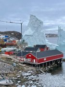 仅数百米!巨大冰山逼近格陵兰小岛…