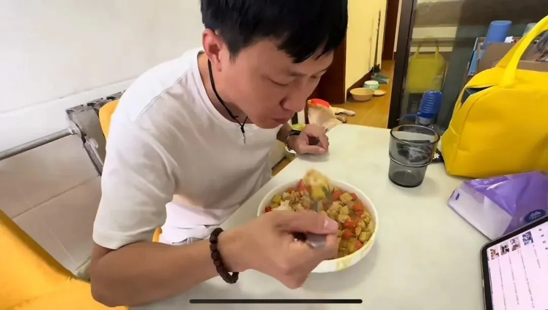 不再租房，中年北漂们，纷纷住进车里…