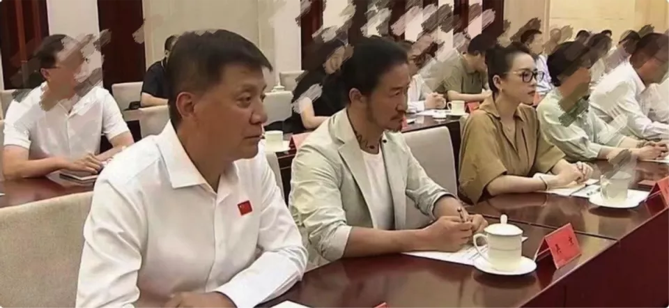新闻联播镜头下，陈道明头发花白