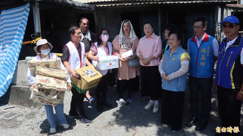 花莲县寿丰乡发生四死火灾意外,县长徐榛蔚、乡长曾淑懿等人带著物资前往关心,邱姓男子(后排左三)破窗逃生跟妻子一起获救。(记者王锦义摄) 花莲县寿丰乡发生四死火灾意外,县长徐榛蔚、乡长曾淑懿等人带著物资前往关心,邱姓男子(后排左三)破窗逃生跟妻子一起获救。(记者王锦义摄)