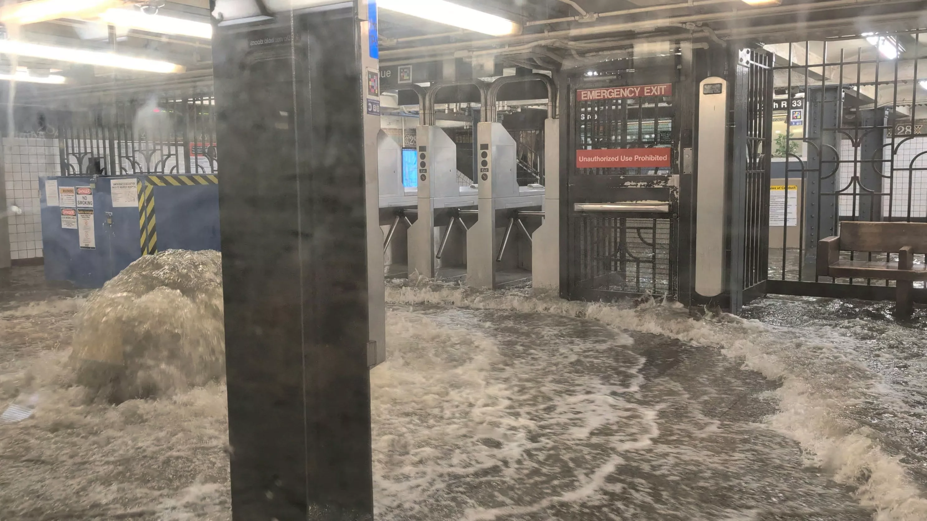 纽约暴雨来袭地铁“水浸眼眉” 乘客拍下月台被淹没一刻