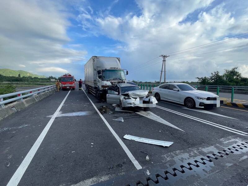 货车煞车不及,撞前面三车。(警方提供) 货车煞车不及,撞前面三车。(警方提供)