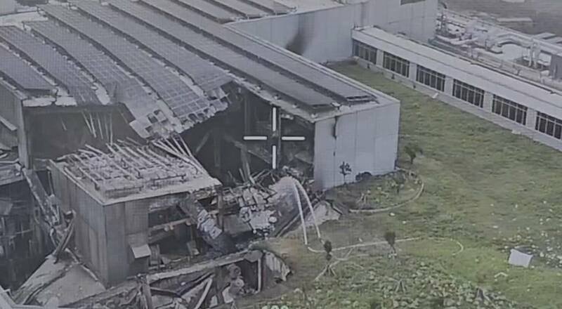 高雄市消防局今改于三元电池厂屋顶架设水砲塔射水降温。(市府提供) 高雄市消防局今改于三元电池厂屋顶架设水砲塔射水降温。(市府提供)