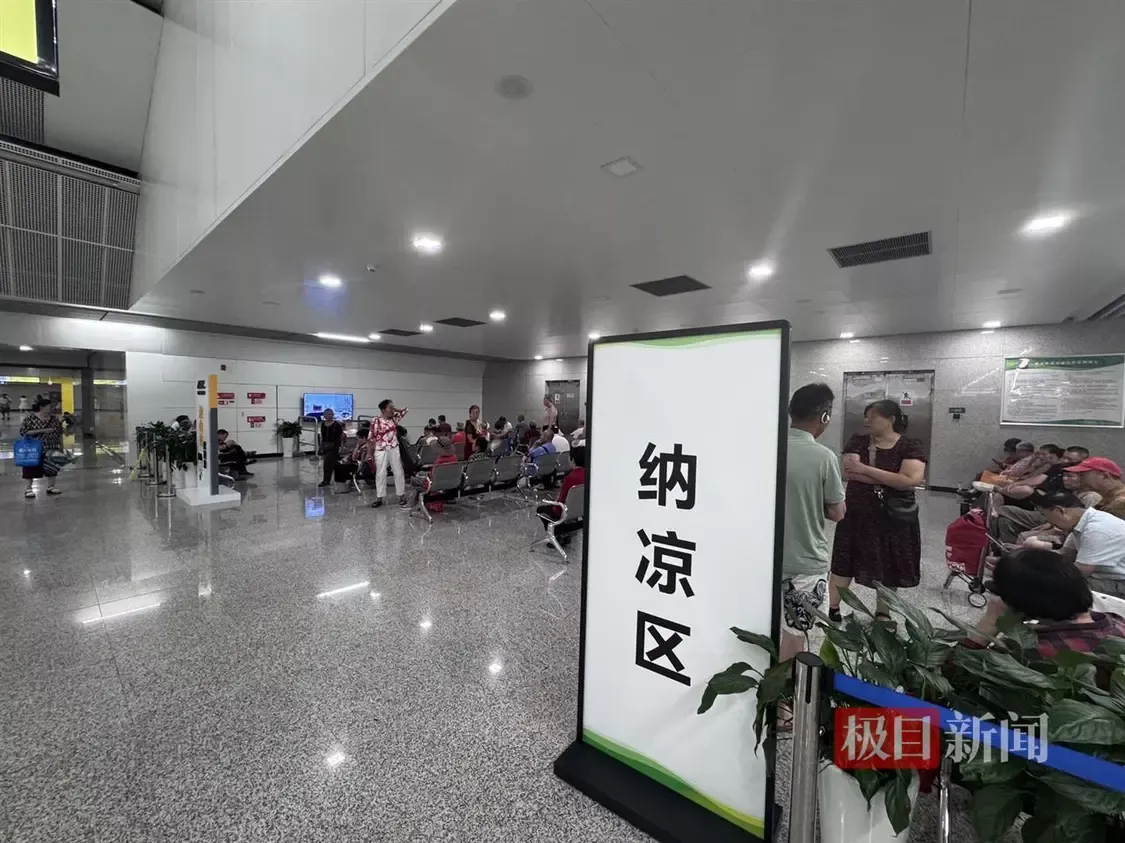 重庆轨道交通环线涂山地铁站内的纳凉区