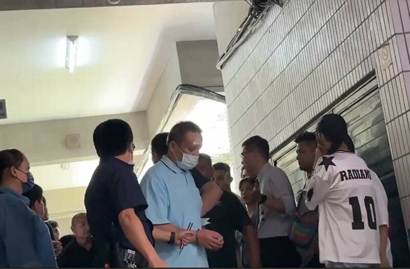 法警赶紧带走全志坚(图中),控制冲突场面。(记者张瑞桢翻摄) 法警赶紧带走全志坚(图中),控制冲突场面。(记者张瑞桢翻摄)