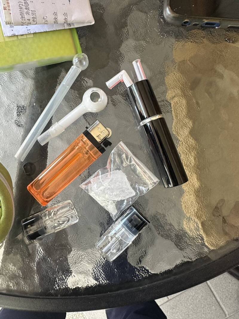 警方搜出毒品丧尸烟弹及安非他命。(记者陆运锋翻摄) 警方搜出毒品丧尸烟弹及安非他命。(记者陆运锋翻摄)